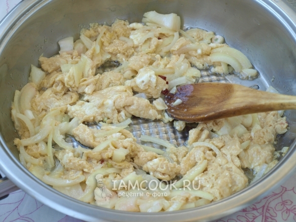 Обжарить яичную смесь с луком