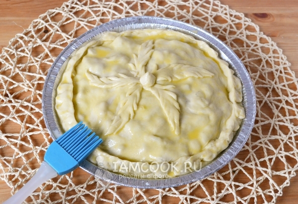 Смазать пирог желтком