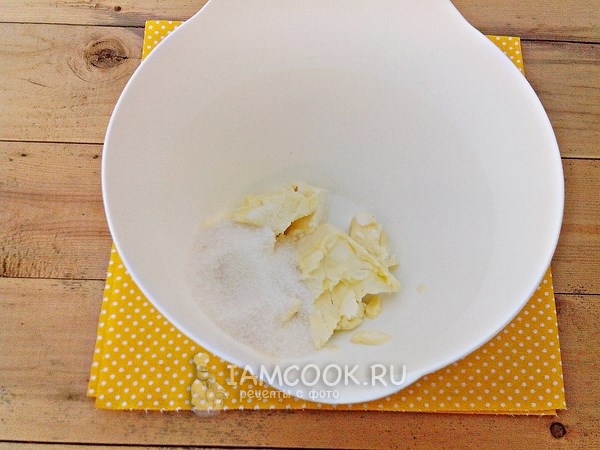 Смешать масло с сахаром