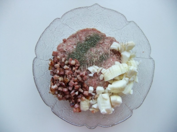 Соединить ингредиенты для котлет