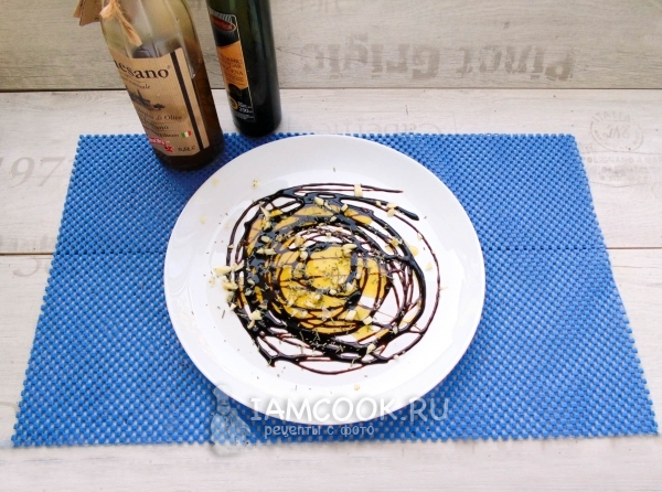 Положить на тарелку масло, бальзамический уксус, чеснок и розмарин