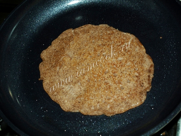 Гречневый блин на сковороде