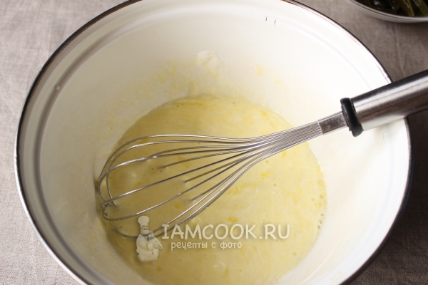 Взбить яичную смесь