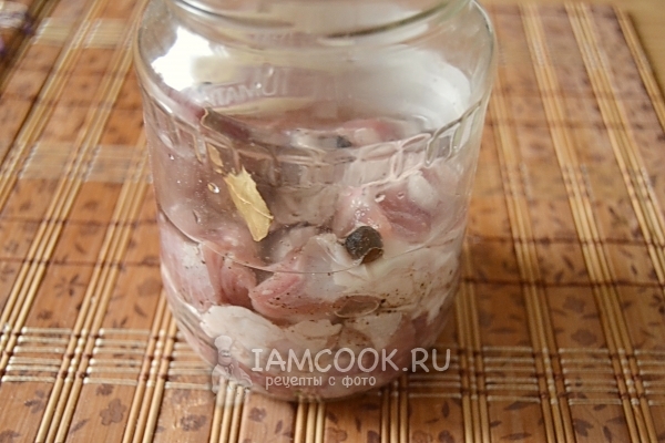 Влить в банку с мясом воду