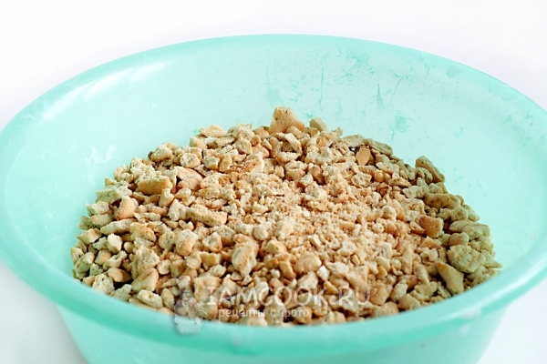 Положить печенье в миску