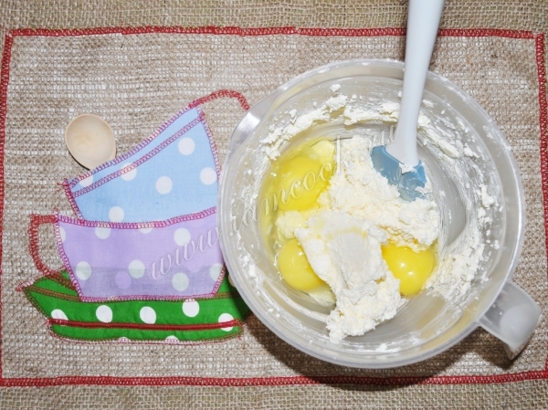 Добавить яйца