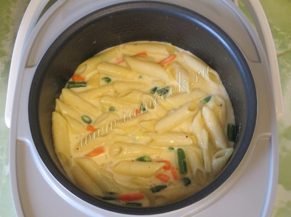 Яйца со сметаной и макаронами