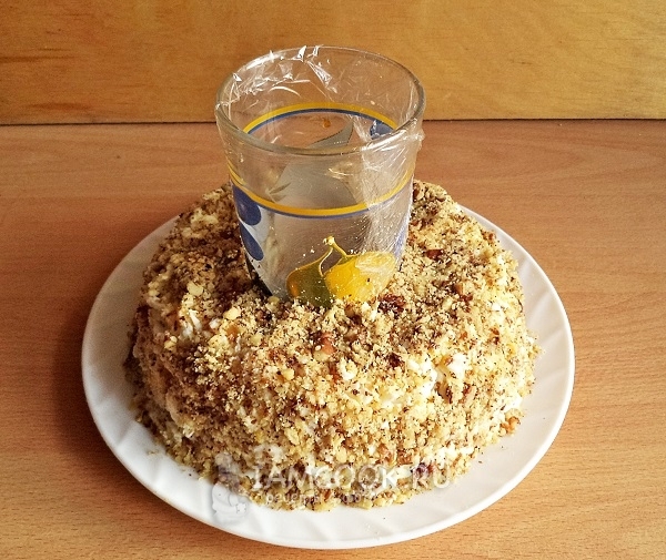 Посыпать орехами