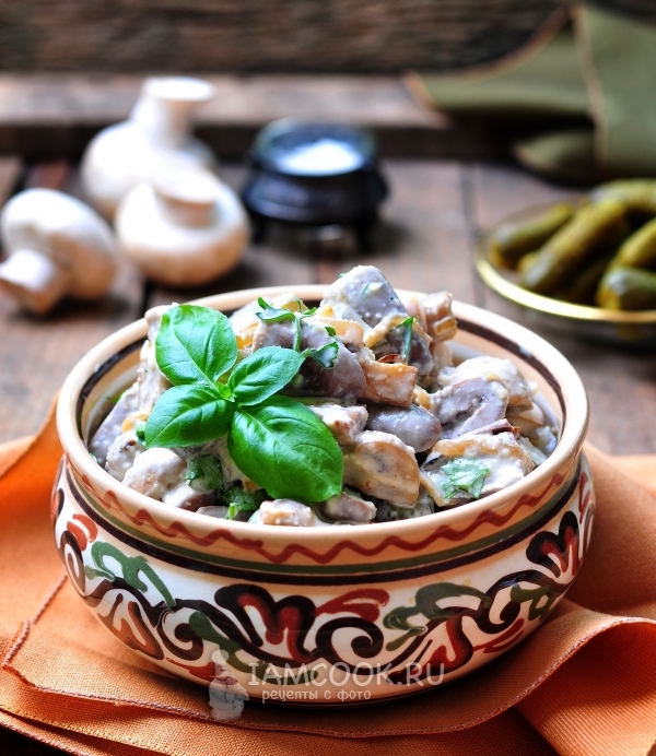 Фото салата с куриными сердечками и грибами