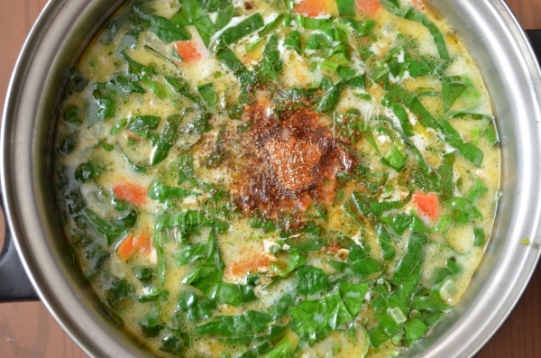 Готовый сырный суп со шпинатом и семгой