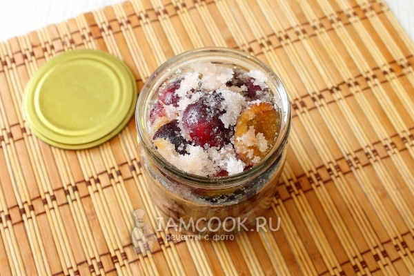 Сливы с сахаром в банке
