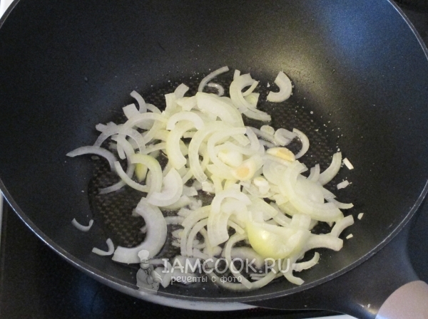 Обжарить лук