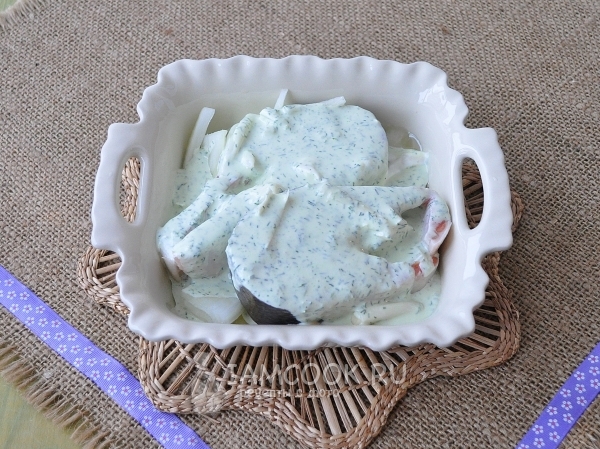 Поставить рыбу в форме в духовку