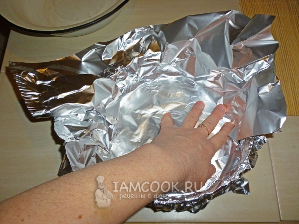 Застелить форму фольгой