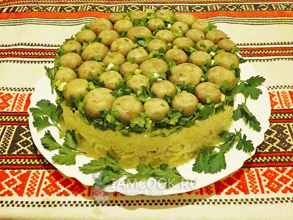 Фото салата-перевертыша «Грибная поляна»