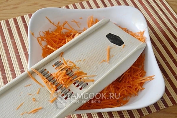 Натереть морковь