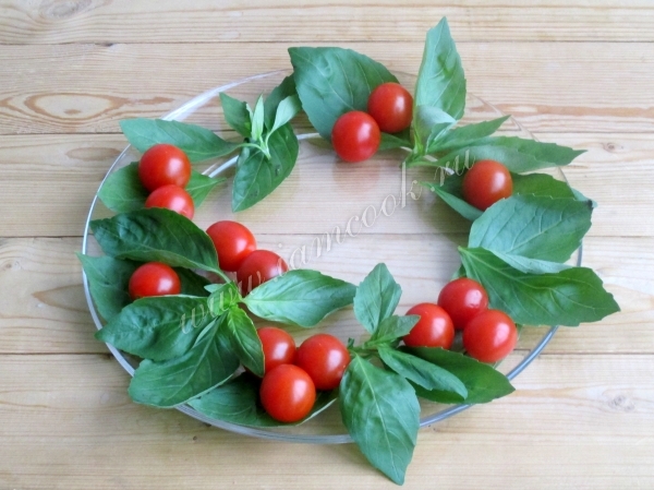 Листья и томаты черри