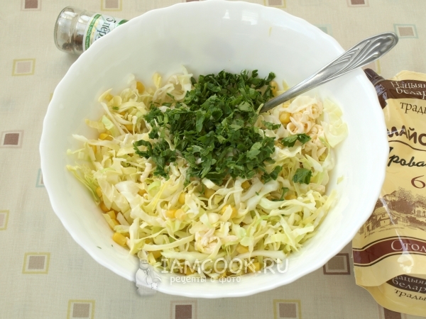 Положить сырок, кукурузу и петрушку