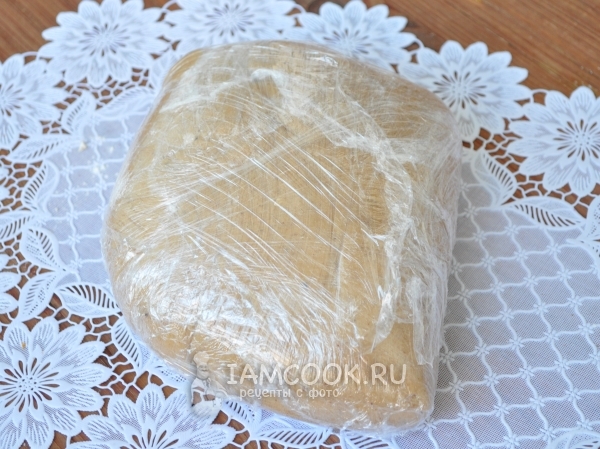 Положить тесто в пищевую пленку