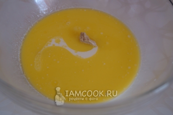 Смешать масло, сахар, дрожжи и молоко