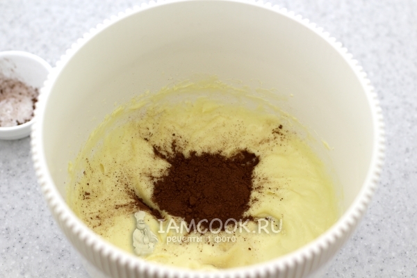 Взбить сгущенку с маслом и какао