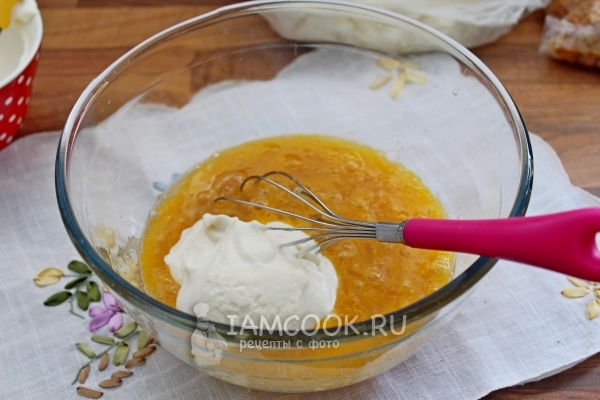 Положить сметану