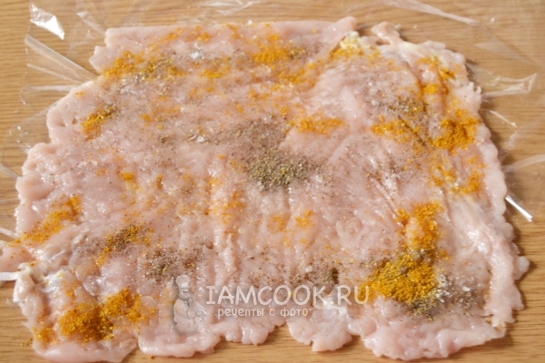 Посыпать солью и специями