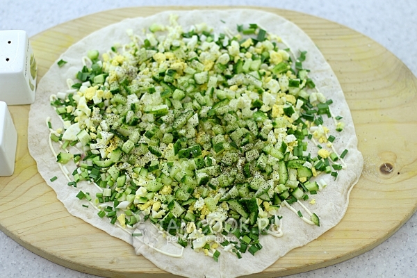 Добавить огурцы и соль с перцем