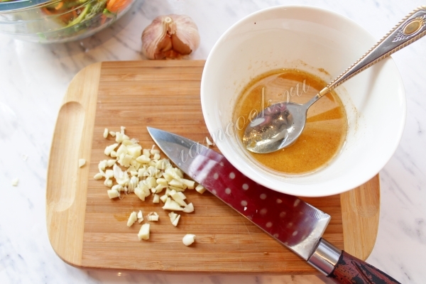 Чеснок и заправка для салата