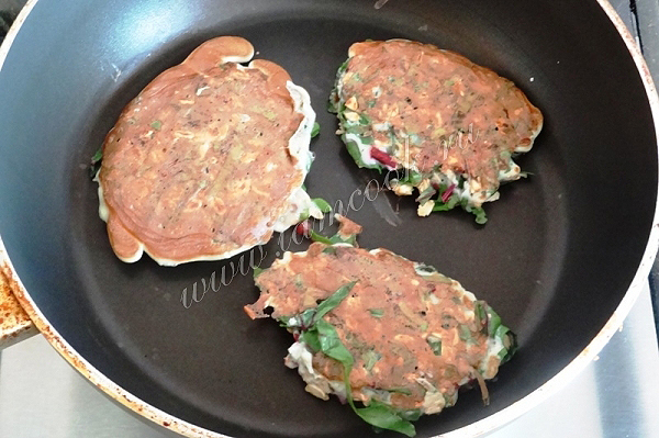 Оладьи с листьями свеклы