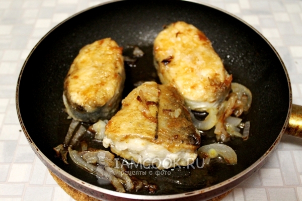 Пожарить рыбу с луком