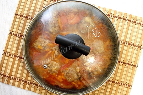 Тушить тефтели с фасолью и овощами