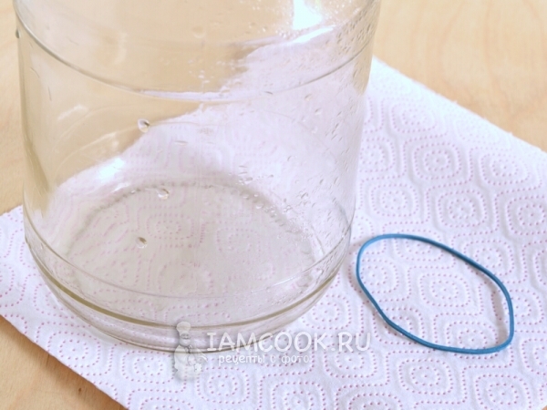 Банка, салфетка и резинка