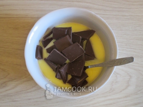 Смешать молоко с маслом и шоколадом