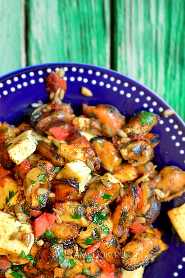 Рецепт горячего салата с мидиями