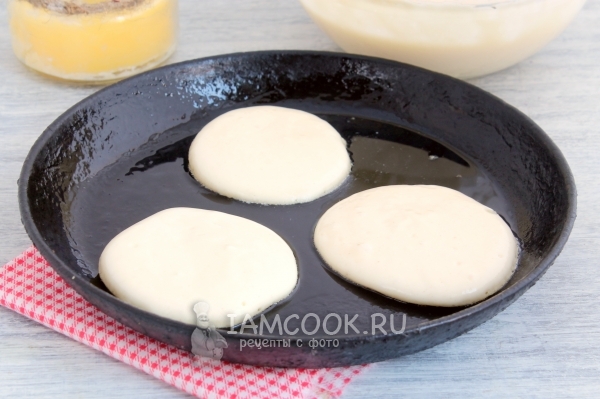 Выложить на сковороду тесто