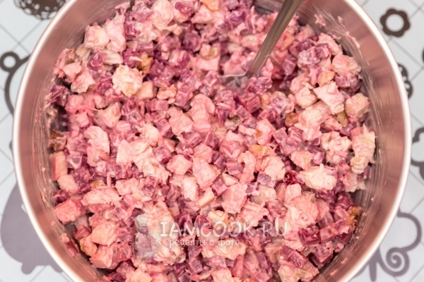 Готовый салат с куриной грудкой и свеклой