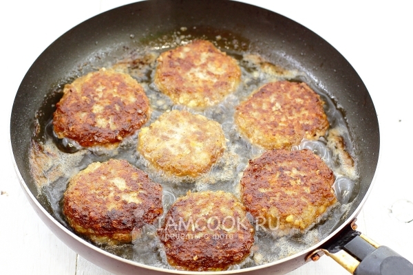 Пожарить котлеты с двух сторон