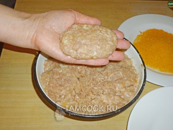 Сформировать котлеты из фарша