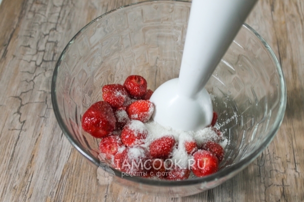 Измельчить клубнику с сахаром