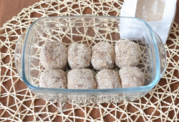 Обвалять котлеты в отрубях