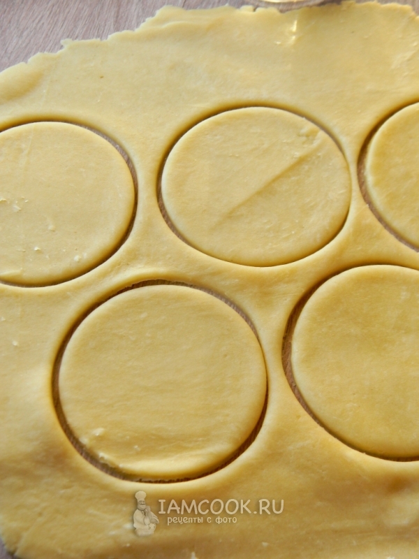 Вырезать из теста круги