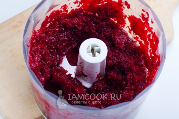 Измельчить свеклу в блендере