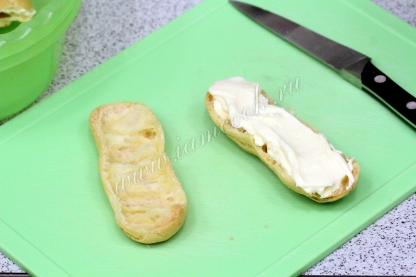 Намазать эклеры кремом