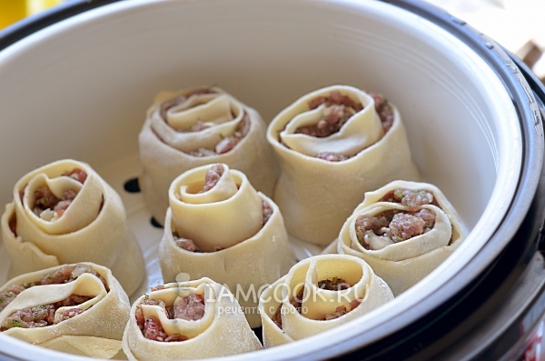 Уложить манты в пароварку