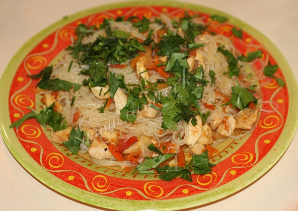 готовая фунчоза с курицей, овощами и зеленью