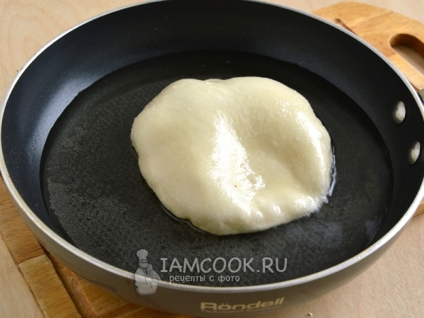 Положить лепешку в масло