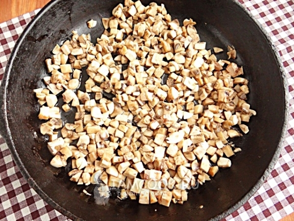 Обжарить грибы