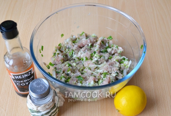 Положить в фарш с луком и капустой соевый соус и сок лимона