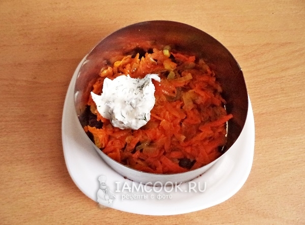 Положить в формовочное кольцо блин, зажарку и соус